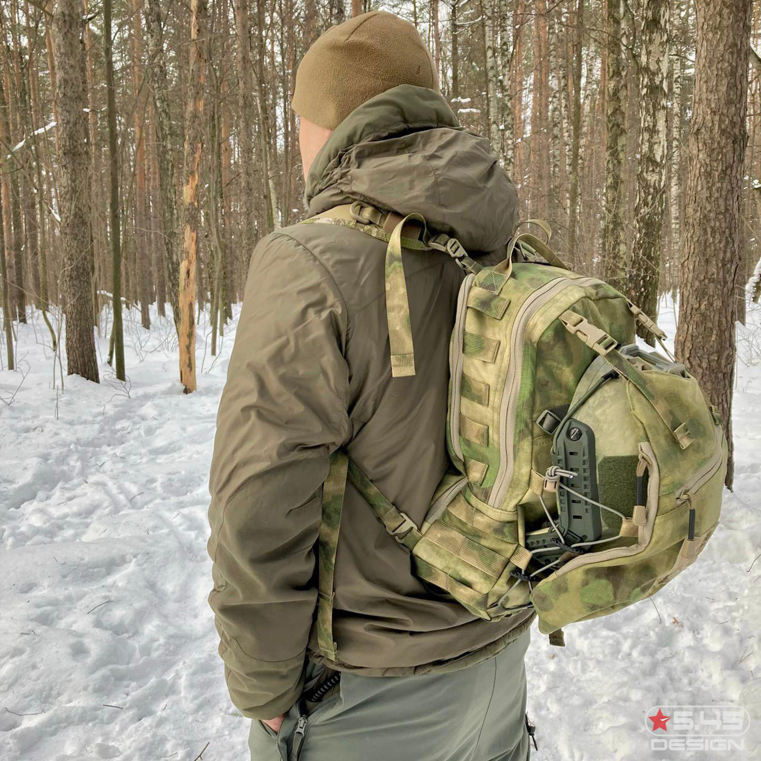 It is designed to carry the first necessity items, as well as the helmet when it is not in use. 